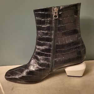 L'intervalle Black Leather Crocodile ankle boots, size 41
